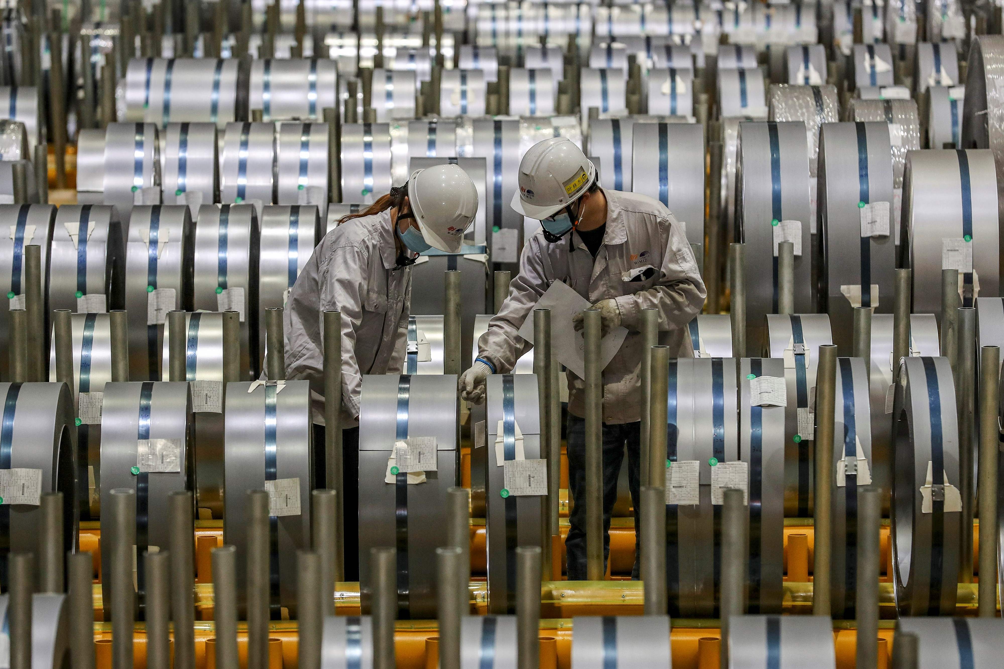 Trabajadores de una fábrica de aluminio en China.